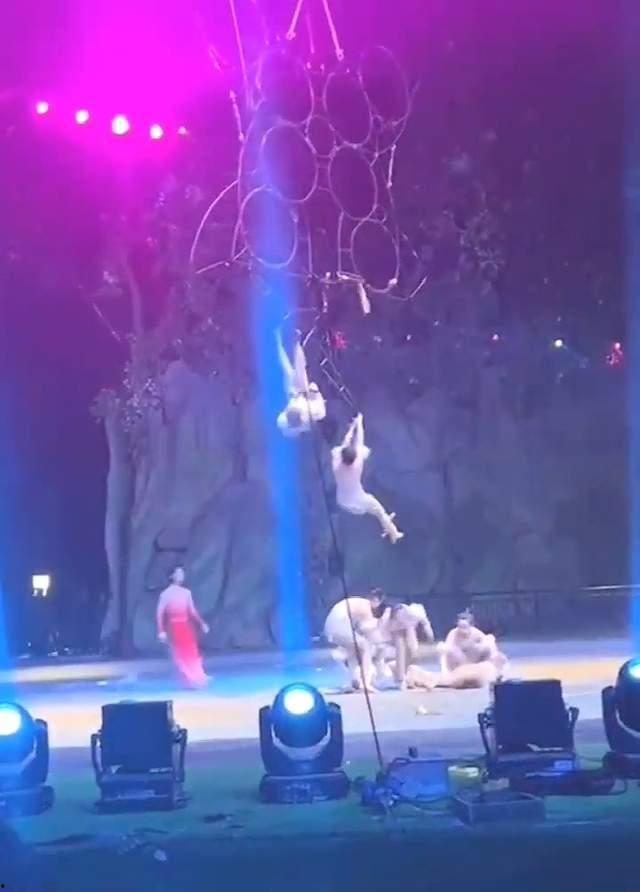 圣诞节杂技演员爆料视频  第2张